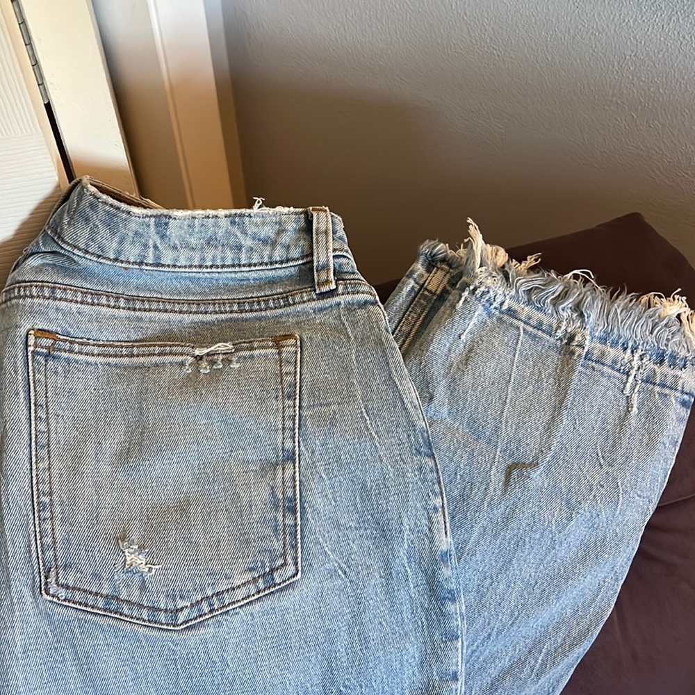 Abercrombie and Fitch, the mom high-rise curve. Love, Jeans